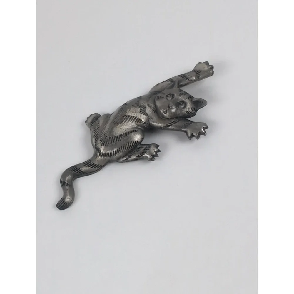 1988 JJ Vintage Silver Tone Surpriseed Climbing Cat Brooch Pin Figural Jewelry